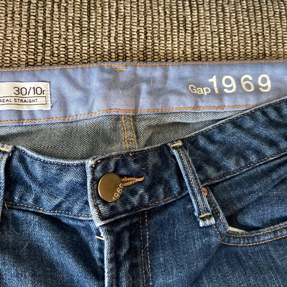 Gap straight leg jeans blue in color som stitching coming out on pocket
